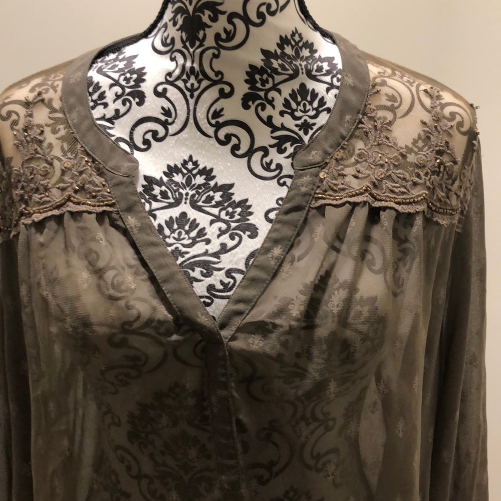 Beautiful blouse - Picture 6 of 8